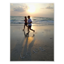 Taqueurs sur la plage pendant le coucher du soleil photo