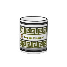 tasse avec le motif romain