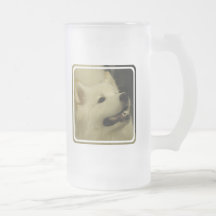 Tasse de bière givrée par chien de Samoyed