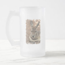 Tasse de bière givrée par kangourou de repos