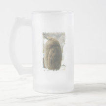 Tasse de bière givrée par pingouin de bébé