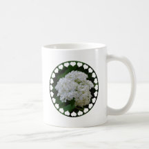 Tasse de café blanche d'hortensias