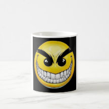 Tasse de café souriante mauvaise de visage