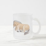 Tasse de cheval de fjord au repos