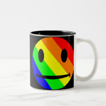 Tasse de smiley d'arc-en-ciel
