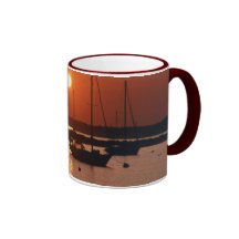Tasse de voiliers de lever de soleil