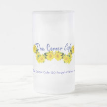 Tasse givrée florale de café faisant le coin