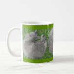 Tasse grise de petit somme de chat