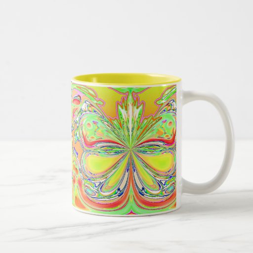 Tasse jaune de papillons