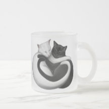 Tasse noire et blanche de chats d'amour