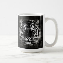 Tasse noire et blanche de cru de tigre