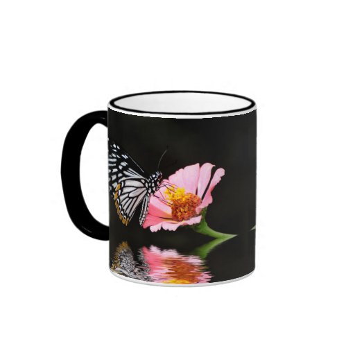 Tasse noire et blanche de papillon