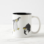 Tasse noire et blanche de pingouins