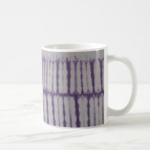 Tasse pourpre de colorant de cravate de rayure