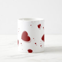 Tasse rouge croulante de coeurs