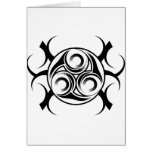 Tatouage tribal cerclé cartes