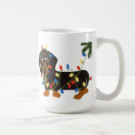Teckel embrouillé dans la tasse de lumières de Noë