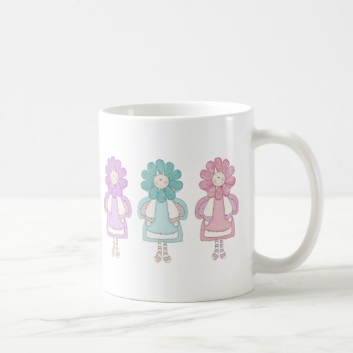 Tee - shirt et cadeaux souriants de demoiselle de  tasse