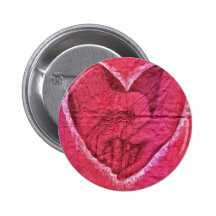 Tenir des coeurs badges avec agrafe