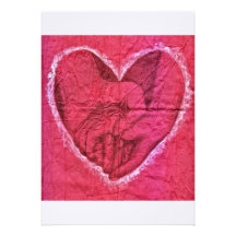 Tenir le coeur de mains invitations personnalisées