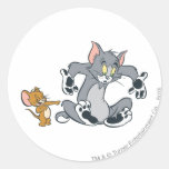 Tom et chat noir de patte de Jerry Autocollant Rond