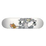 Tom et chat noir de patte de Jerry planches à roulettes