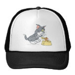 Tom et Jerry alimentent le chat casquettes