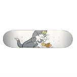 Tom et Jerry alimentent le chat planches à roulettes