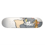 Tom et Jerry sur le coussin planches à roulettes