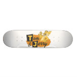 Tom et souris de Jerry dans le logo de patte planches à roulettes