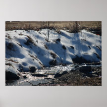Traces de bout de neige le long d'une petite… - pe affiches