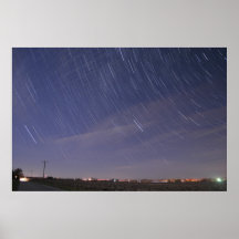 Traînées d'étoile sur un ciel éclairé par la lune posters