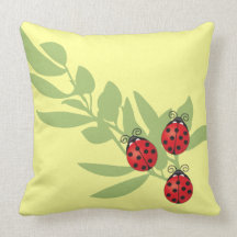 Trois coccinelles chanceuses coussin