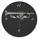 Trompette argentée brillante sur l'arrière - plan  horloge