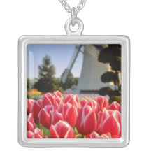 Tulipes et fleurs rouges rouges de moulin à vent pendentif