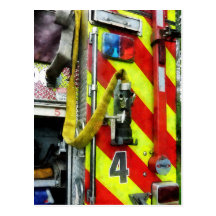 Tuyau d'incendie sur la pompe à incendie rayée carte postale