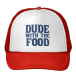 Type avec le bleu de nourriture casquettes de camionneur