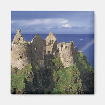 Un arc-en-ciel heurte le château médiéval de Dunlu Aimant