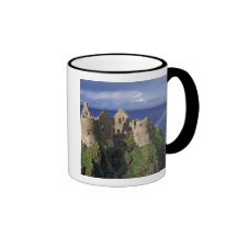 Un arc-en-ciel heurte le château médiéval de Dunlu Tasses À Café