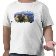 Un arc-en-ciel heurte le château médiéval de Dunlu T-shirts