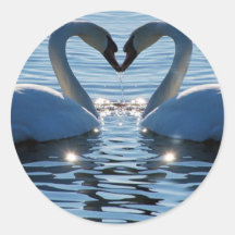 Un baiser de coeur de cygne, réflexions de l'amour autocollants ronds