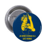 Un bouton armé de femme pin's