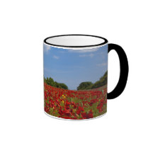 Un champ complètement des fleurs rouges tasse