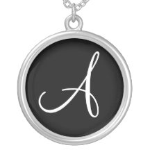 Un charme rond fait sur commande d'argent sterling collier