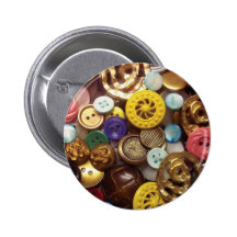 Un collage des boutons comprenant le bouton jaune  badge avec épingle