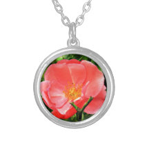 Un collier rose de pêche