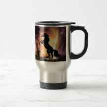 Un étalon de élevage au coucher du soleil tasse à café