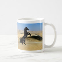 Un étalon noir de élevage sauvage mugs