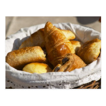 Un panier en osier de petit déjeuner avec des croi carte postale