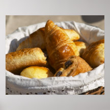 Un panier en osier de petit déjeuner avec des croi affiches